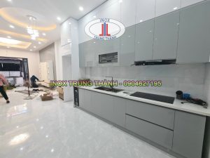 tủ bếp inox cánh kính màu trắng