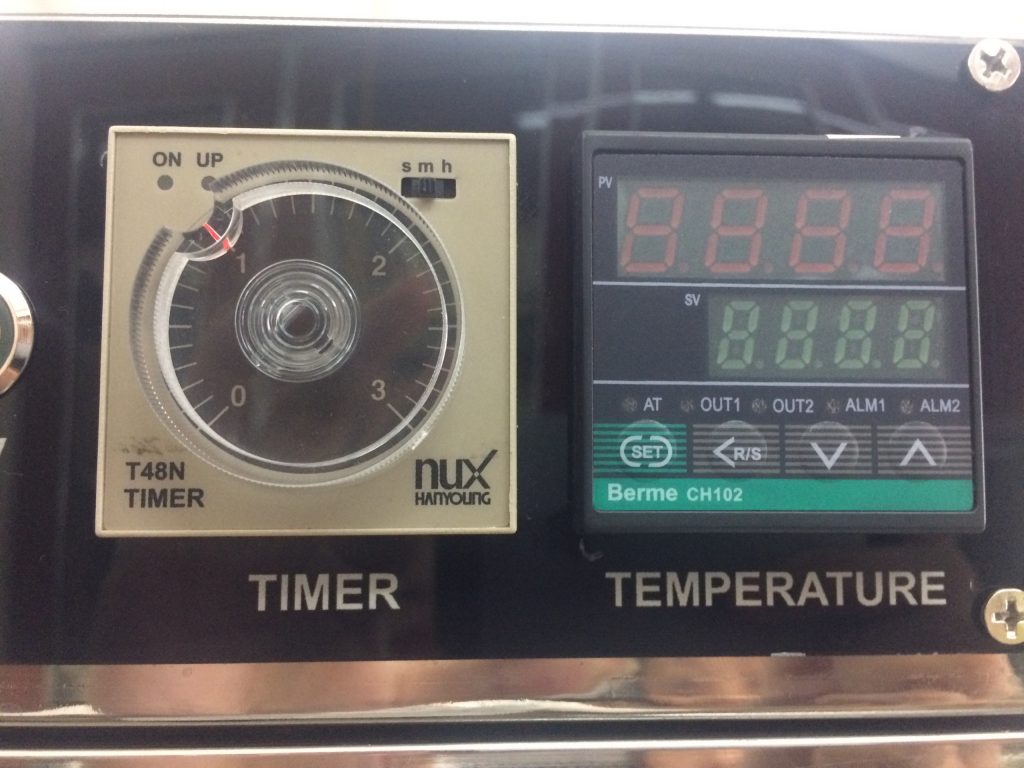 Bảng điều khiển thời gian và nhiệt độ của tủ sấy bát đĩa công nghiệp 