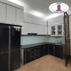 Mẫu tủ bếp inox cánh kính cao cấp do Inox Trung Thành thiết kế và thi công tại Hà Nội.