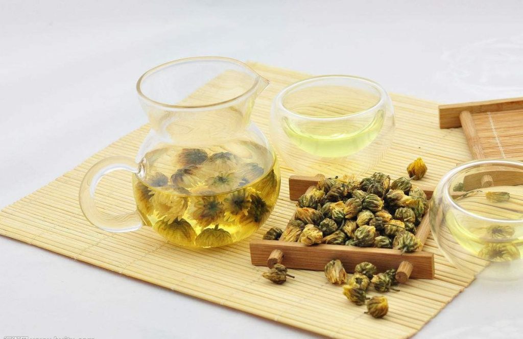 Cách trị đau bụng tiêu chảy tại nhà với trà hoa cúc hiệu quả.