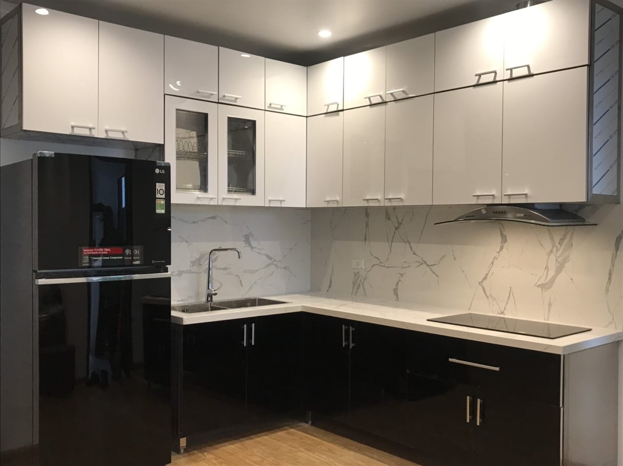 tủ bếp inox nhôm kính
