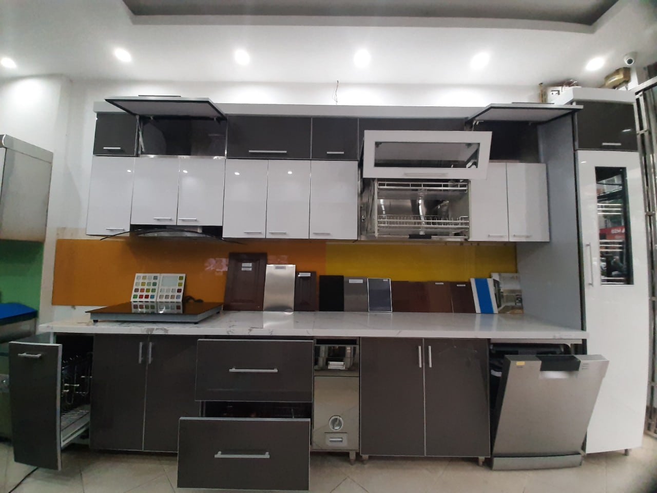 Tủ bếp inox cánh mica luôn được người dùng đánh giá cao.