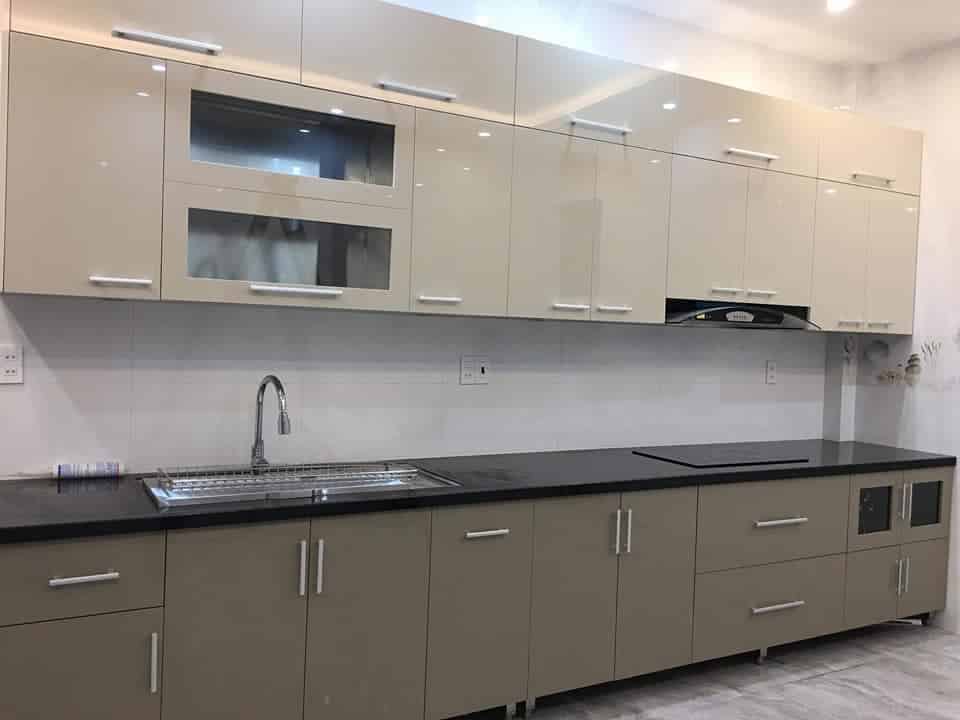 Tủ bếp inox cánh mica với nhiều màu sắc dễ chọn lựa.
