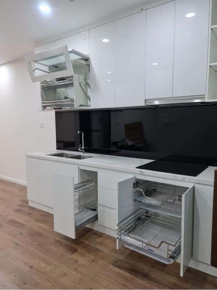 Tủ bếp inox cánh mica trên và dưới với các phụ kiện phù hợp