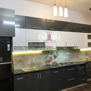 tủ bếp cánh inox đen