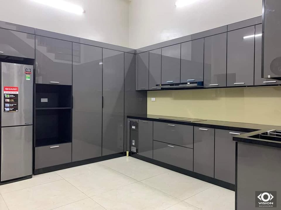 tủ bếp inox cánh kính chữ L màu xám
