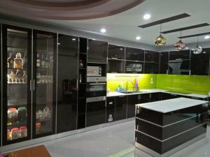 tủ bếp inox cánh kính chữ U màu đen